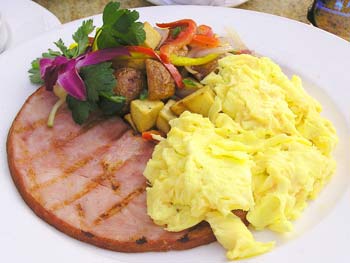 Scrambled eggs can be cooked according to low cholesterol recipes.